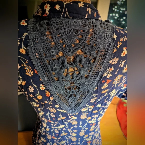 Angie. Blue floral shirt sleeve dress. Women's size L - Picture 2 of 6